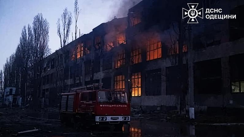 Edifício em Odesa foi incendiado por um ataque da Rússia contra a Ucrânia. Foto: Handout / UKRAINIAN EMERGENCY SERVICE / AFP