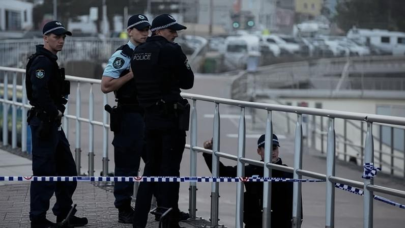 Policiais vigiam a área onde aconteceu o ataque que terminou com 15 mortes e mais de 40 pessoas feridas – Foto: David Gray/AFP