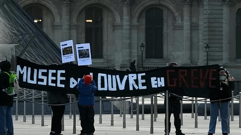 Trabalhadores em greve fazem protesto junto à entrada do museu do Louvre – Foto: Blanca Cruz/AFP