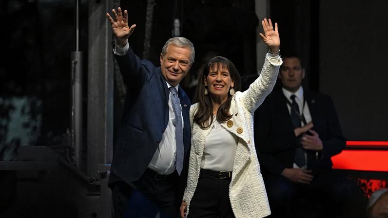 Kast, ao lado da esposa Maria Pia Adriasola, celebra a vitória na disputa eleitoral do Chile – Foto: Eitan Abramovich/AFP