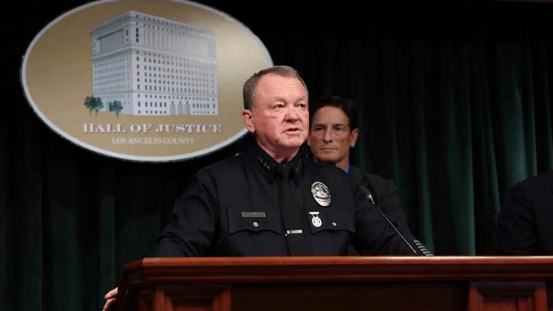 Filho de Rob Reiner enfrenta acusações de homicídio após mortes dos pais