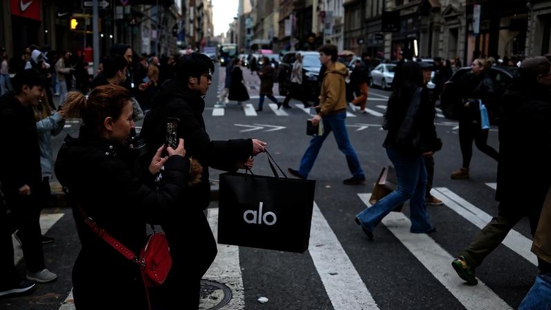 Turistas em uma tradicional região de compras em Nova York – Foto: Charly Triballeau/AFP