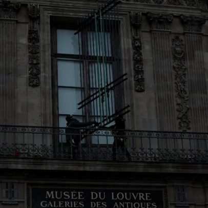Museu do Louvre instala grades na janela por onde ladrões entraram