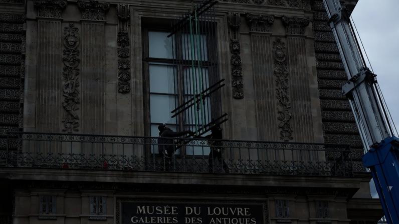 Museu do Louvre instala grades na janela por onde ladrões entraram