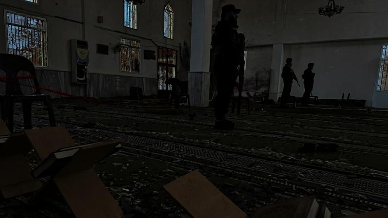 Militares inspecionam o local da explosão após o ataque – Foto: Omar Haj Kadour/AFP
