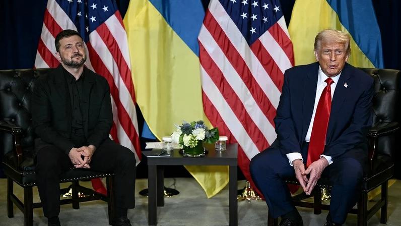 Volodymyr Zelensky e Donald Trump. Foto: Brendan SMIALOWSKI / AFP