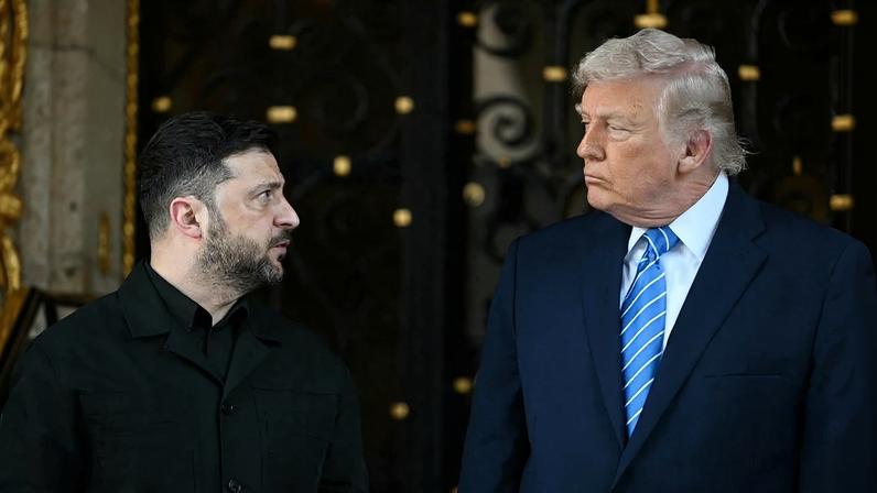 Donald Trump recebe Volodymyr Zelensky para uma reunião na Flórida. Foto: Jim WATSON / AFP