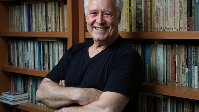 Biblioteca 'de cinema', sala imensa e piscina dos sonhos: a mansão discreta de Antonio Fagundes vai deixar você de queixo caído; veja fotos