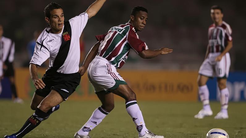 Morais disputa bola com jogador do Fluminense na semifinal da Copa do Brasil de 2006 (Foto: Julio Cesar Guimaraes/ Lancepress; Digital)