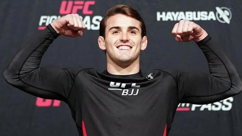 Andrew Tackett posa na pesagem do UFC BJJ 4, em dezembro de 2025. (Jeff Bottari/Zuffa LLC)