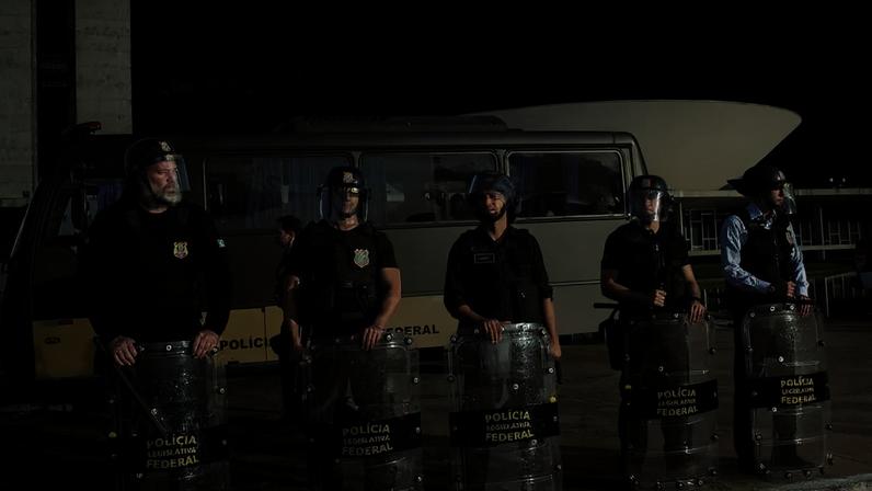 Lei sancionada por Lula estende porte de armas já permitido a policiais da Câmara e do Senado.