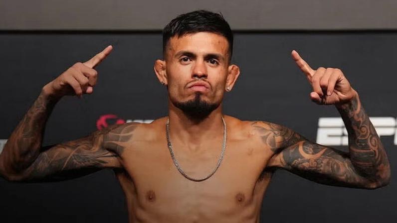 Brandon Royval posa na balança durante a pesagem do UFC Vegas 98, em outubro de 2024. (Chris Unger/Zuffa LLC)