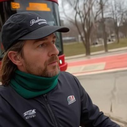 Homem em Toronto corre à frente de bondes para expor lentidão do transporte