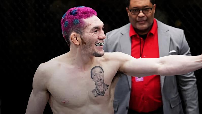 Melquizael Costa comemora a vitória sobre Morgan Charriere no card principal do UFC Vegas 112. (Foto por Jeff Bottari/Zuffa LLC)