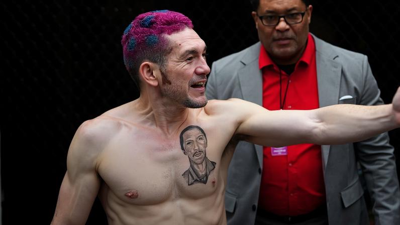 Melquizael Costa comemora a vitória sobre Morgan Charriere no card principal do UFC Vegas 112. (Foto por Jeff Bottari/Zuffa LLC)