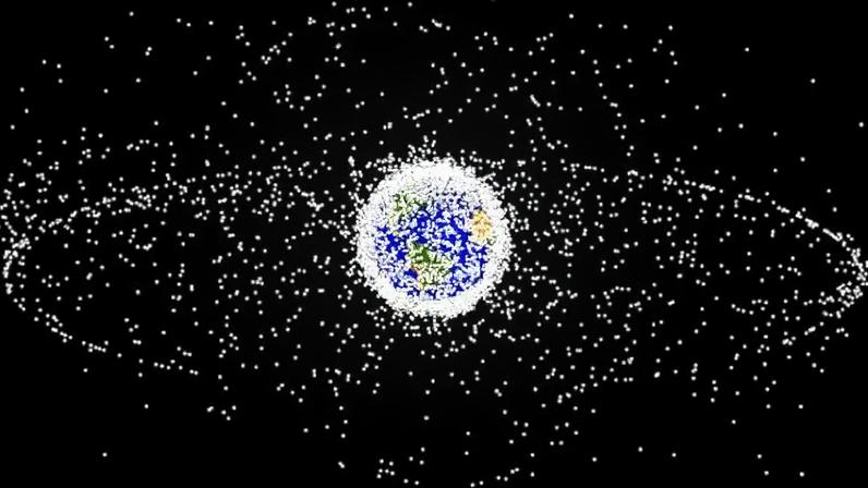 Simulação mostrando objetos em órbita ao redor da Terra. Aproximadamente 95% destes objetos representam lixo espacial (NASA Orbital Debris Program Office/Reprodução)