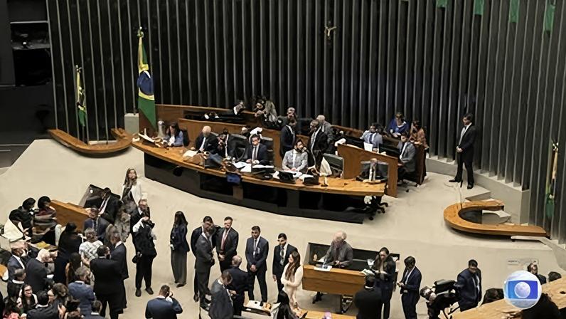 Plenário da Câmara analisa cassação de Glauber Braga e Carla Zambelli
