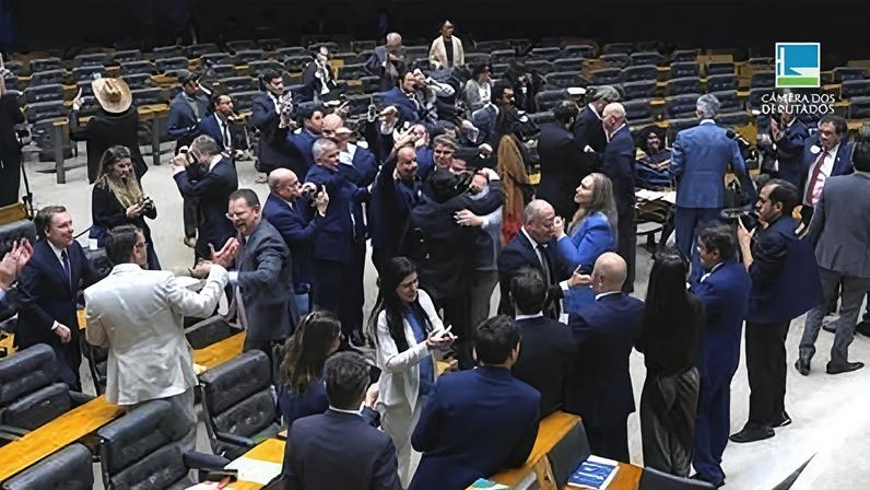 Câmara dos Deputados rejeita cassação do mandato de Carla Zambelli
