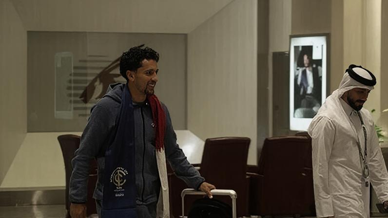 Marquinhos e o comandante exibem a camisa do PSG antes de final contra o Flamengo — Foto: PSG