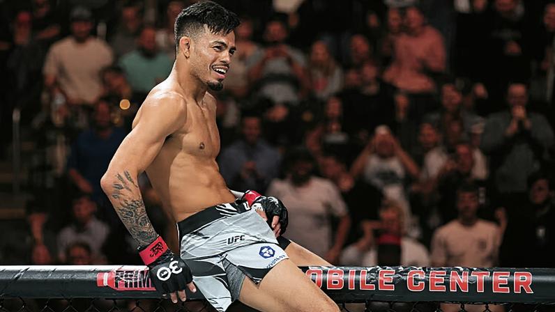 Brandon Royval comemora a vitória no UFC Kansas City. (Foto por Josh Hedges/Zuffa LLC)