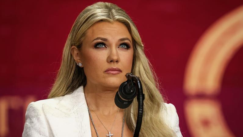 Erika Kirk fala sobre sua relação com Deus após a morte de Charlie Kirk.