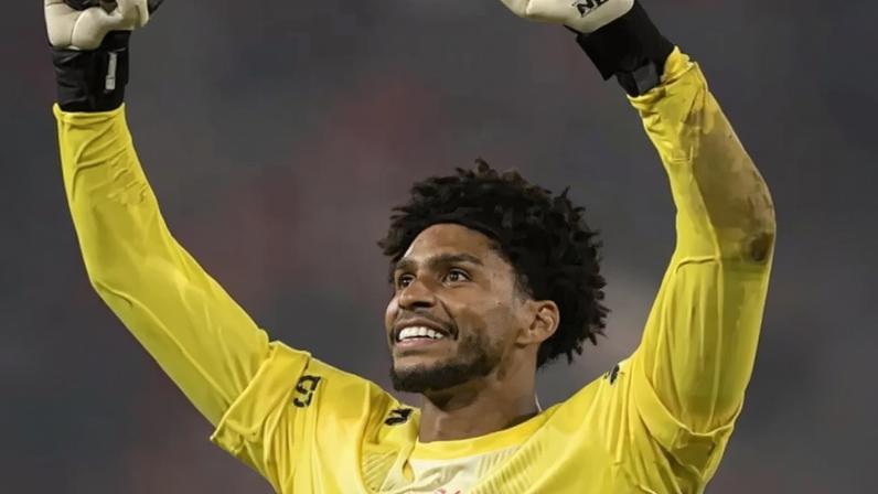 Hugo Souza e Cássio (Foto: Reprodução/Lucas Bubols/Cruzeiro)