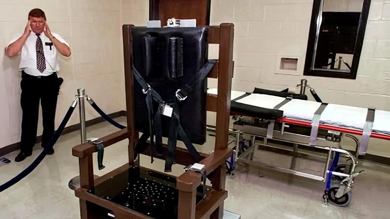 Ricky Bell, warden at Riverbend maximum security institution in Nashville, Tennessee, gives a tour of the prison's execution chamber in October 1999.
