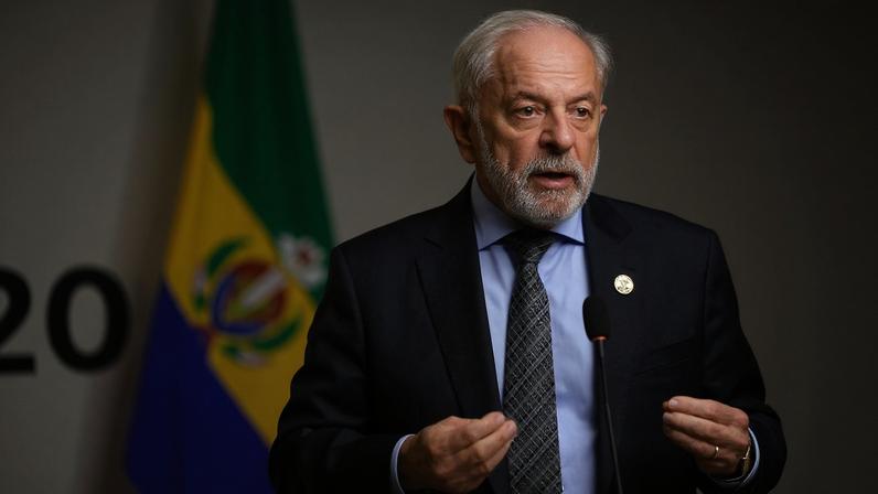 O presidente do Brasil, Luiz Inácio Lula da Silva, fala durante uma coletiva de imprensa no segundo dia da Cúpula de Líderes do G20 em Joanesburgo, África do Sul, em 23 de novembro de 2025. — Foto: Esa Alexander/Reuters