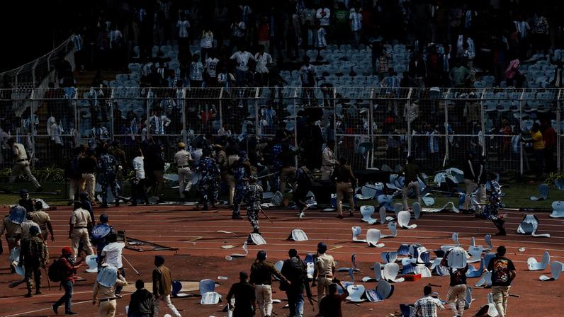 1 de 3 Torcedores arremessam cadeiras no campo, na Índia, após rápida aparição de Messi em evento — Foto: REUTERS/Sahiba Chawdhary