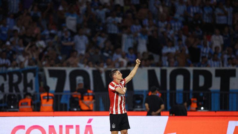 1 de 2 Carrillo comemora o gol do Estudiantes contra o Racing — Foto: REUTERS/Agustin Marcarian