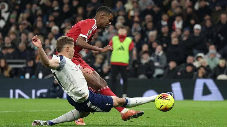 Alexander Isak, do Liverpool, sofre fratura em entrada do zagueiro Van de Ven, do Tottenham — Foto: Reuters/John Sibley