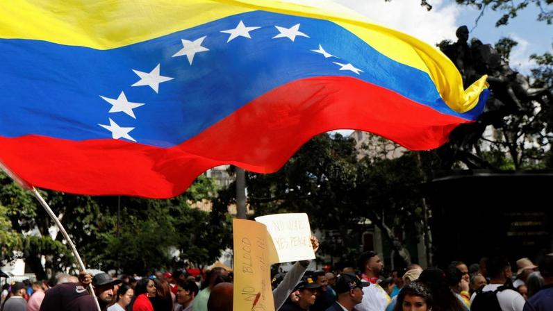 FILE PHOTO: Government supporters participate in a protest against U.S. President Donald Trump's order to blockade sanctioned oil tankers entering and leaving Venezuela, in Caracas, Venezuela December 17, 2025. REUTERS/File Photo