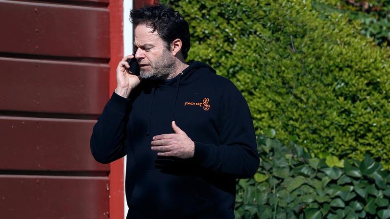 Bill Hader aparece tenso em fotos após conversa com Nick Reiner antes dos crimes