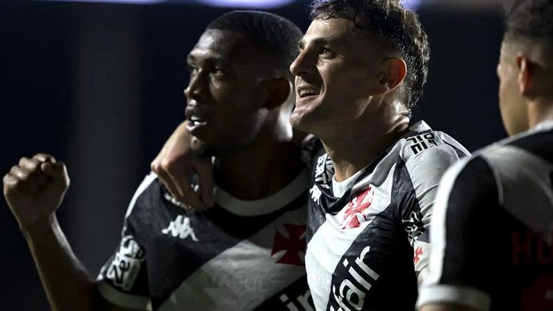 Rayan e Vegetti comemoram gol do Vasco contra o Cruzeiro (Foto:Jorge Rodrigues/Agif/Gazeta Press)