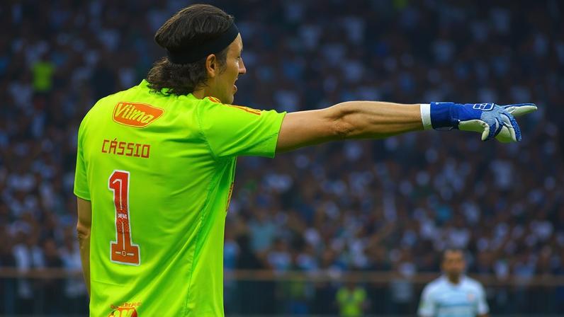 Goleiro defendeu uma cobrança, mas viu Hugo Souza crescer na hora H (Foto: WASHINGTON PARDAL/Agencia Enquadrar/Gazeta Press)