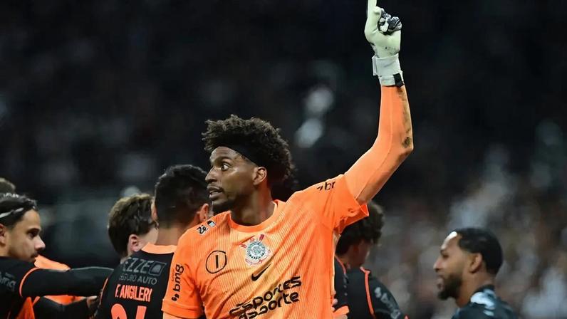 Hugo Souza pegou dois pênaltis contra o Cruzeiro (Foto: Eduardo Carmim/Photo Premium/Gazeta Press)