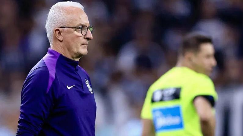 Dorival Júnior falou sobre críticas aos treinadores brasileiros (Foto: Marcelo Zambrana/ Via Gazeta Press)