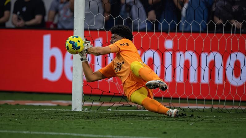 Hugo Souza defendeu a cobrança de Gabigol (Foto: Jhony Inacio/Agencia Enquadrar/Gazeta Press)