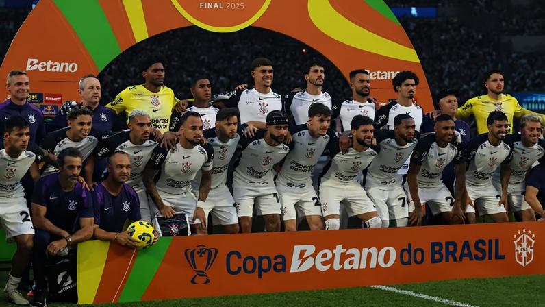 Time do Corinthians posa antes da final da Copa do Brasil