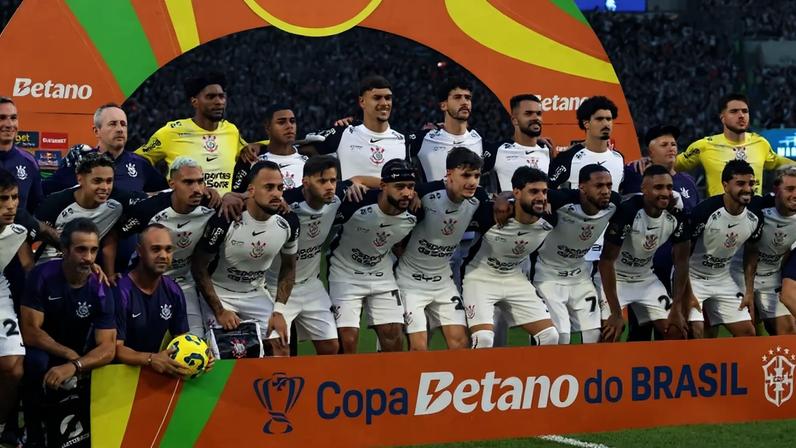 Time do Corinthians perfilado antes da final da Copa do Brasil (Foto: Theo Daolio/MOCHILA PRESS)