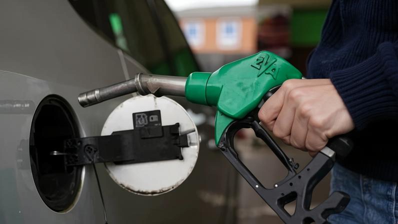 The AA has said wholesale petrol costs have dropped since November and motorists should be saving £4.60 a tank.