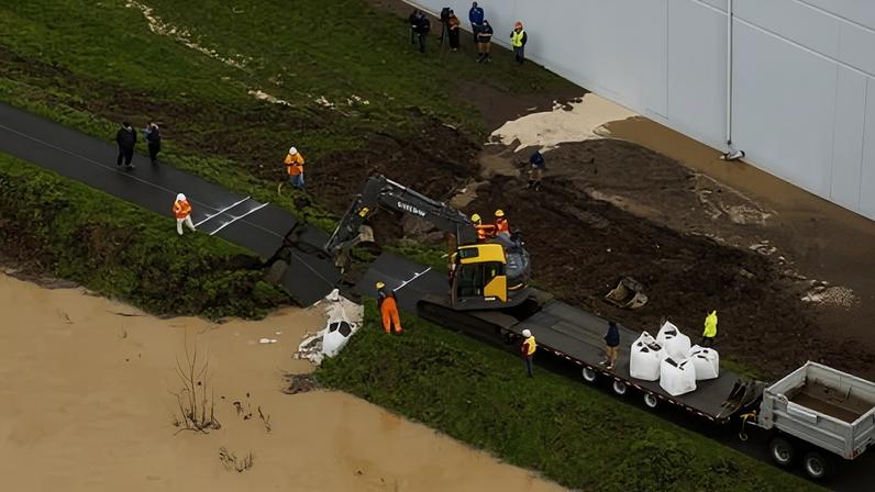 Crews work to repair a failed levee along the Green River, after multiple atmospheric rivers brought rain and flooding to the Pacific Northwest, in Tukwila, Washington, on 15 December 2025.