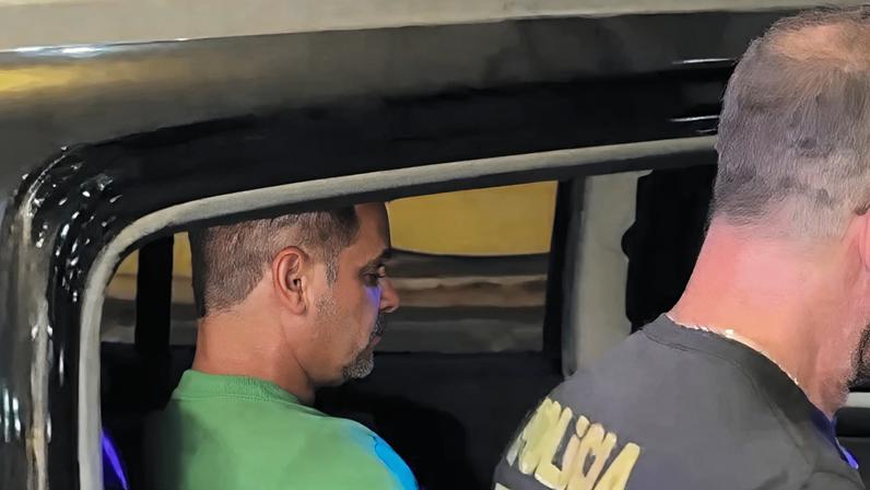 26.dez.2025 - Ex-diretor da PRF Silvinei Vasques é colocado no carro da PF após ser entregue por agentes paraguaios na Ponte da Amizade