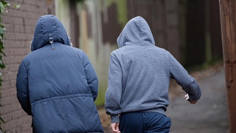 Um em nove adolescentes expostos a pedidos de drogas, armas ou dinheiro