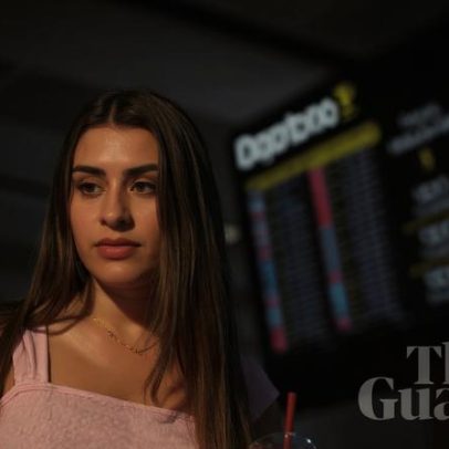 Geração Z troca bebida pré-voo por chá verde matcha, dizem aeroportos