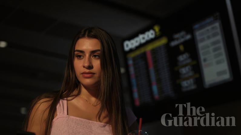 Geração Z troca bebida pré-voo por chá verde matcha, dizem aeroportos