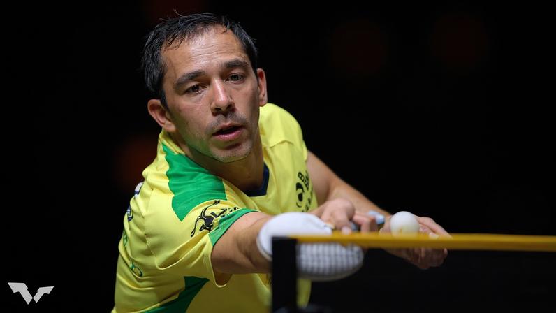 Hugo Calderano na vitória sobre o francês Simon Gauzy no China Smash (Foto: Divulgação/WTT)