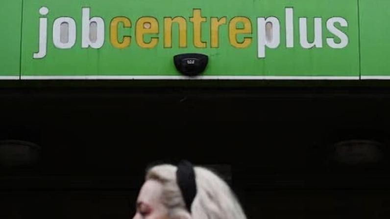 Jovens são fortemente atingidos pelo aumento do desemprego no Reino Unido