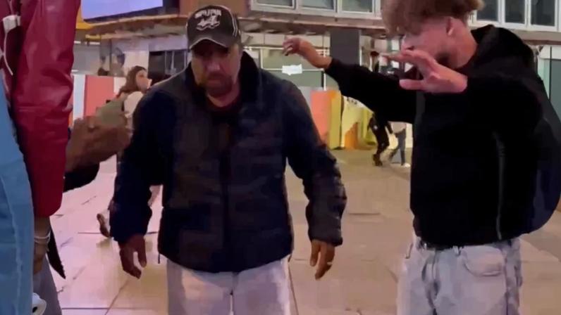 Homem recebe oração em evangelismo de rua e se levanta de cadeira de rodas. (Captura de tela/Instagram/ __i.am.precious)