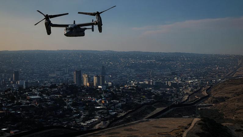 Autoridades mexicanas presentan un dron conexplosivos, el 10 de julio.